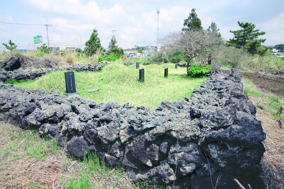 4·3 사건 당시 정방폭포에서 학살된 임문숙 일가의 헛묘. 이 묘지는 서귀포시 안덕면 동광리 육거리 동쪽에 조성됐다.