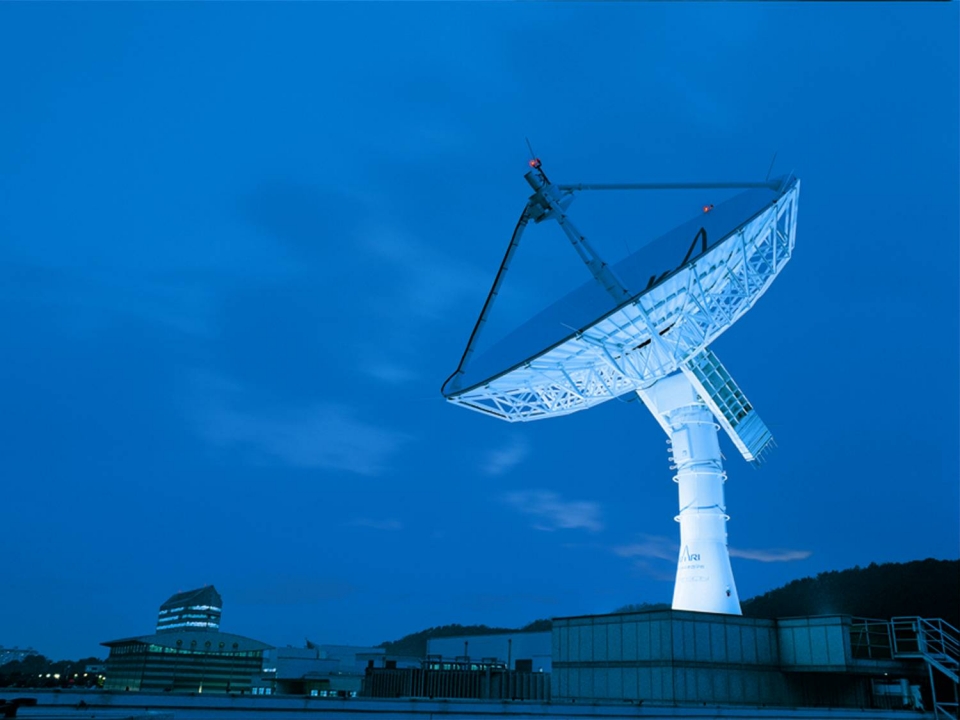 한국항공우주연구원 대전 본원에 설치돼 있는 직경 13m 규모의 위성 안테나.      사진=한국항공우주연구원 제공