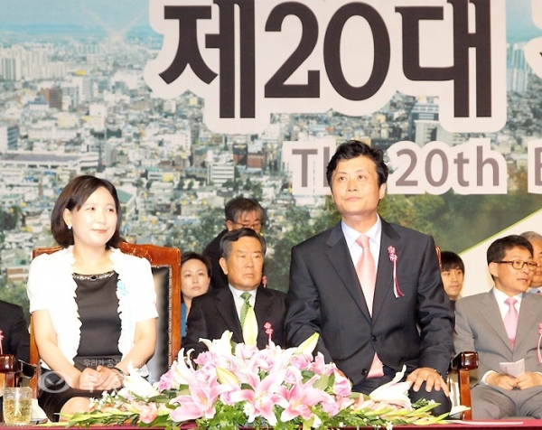 현은희 국장이 2010년 남편인 김만수 부천시장 취임식 당시 함께 기념 촬영하고 있다.
