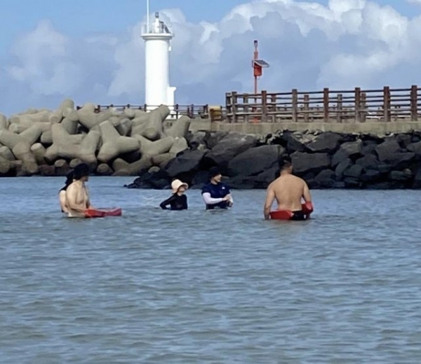 온라인 커뮤니티에는 김정숙 여사 일행으로 보이는 이들이 제주의 한 해수욕을 즐기는 사진도 함께 올라 왔다. 온라인 커뮤니티 캡처