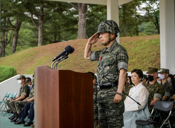 조영수 해병대 제2사단장이 지난 6월 20일 경기 김포 연병장에서 열린 취임식에서 경례를 받고 있다.