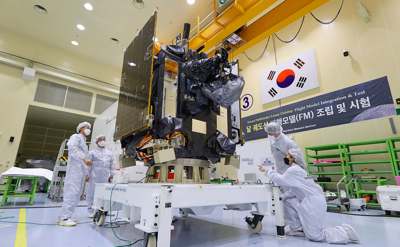 달궤도 탐사선 다누리 발사 전 최종 점검 작업을 하는 모습. 사진=한국항공우주연구원 제공