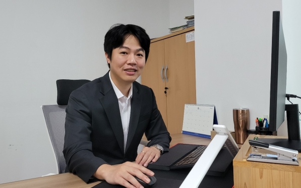 윤정일 실크로드소프트 대표가 경기 수원 광교테크노밸리에 있는 사무실에서 본지와 인터뷰하고 있다.
