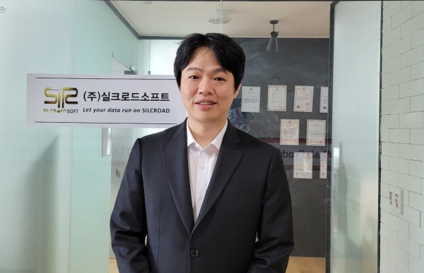 윤정일 실크로드소프트 대표가 경기 수원 광교테크노밸리에 있는 사무실에서 회사를 소개하고 있다.