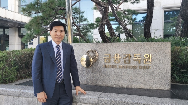 김병칠 금융감독원 부원장보가 서울 여의도에 있는 금감원 표석 앞에서 업무를 소개하고 있다.