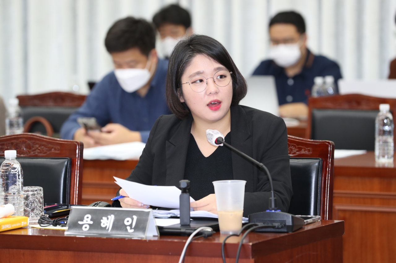 21일 제주도청 대회의실에서 4년 만에 열린 제주도 현장 국정감사에서 용혜인 의원이 질의하고 있다.