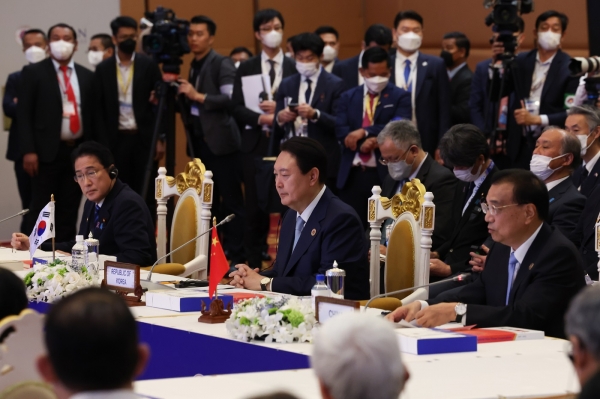 윤석열 대통령이 13일(현지시간) 캄보디아 프놈펜 한 호텔에서 열린 동아시아정상회의(EAS)에 참석했다. 윤석열 대통령 왼쪽은 기시다 후미오 일본 총리, 오른쪽은 리커창 중국 총리.