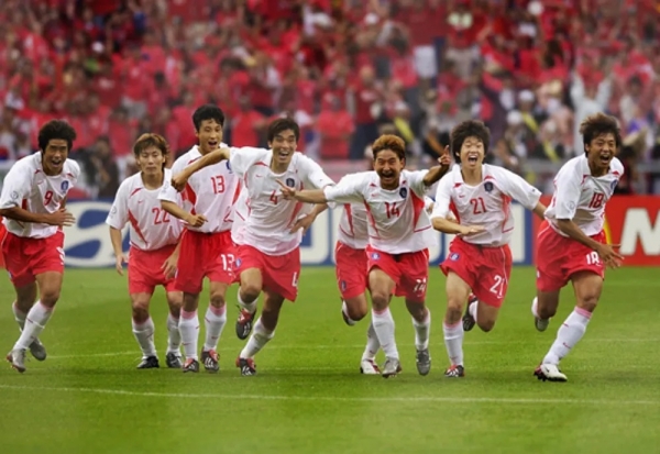 2002월드컵 스페인전에서 승부 차기에 승리한 태극 전사들이 환호하며 달려가고 있다. 가운데가 최진철 선수(4번). 사진 제공 대한축구협회