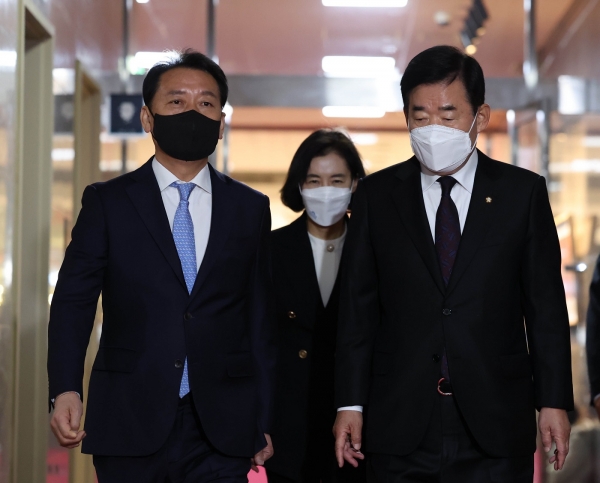 김진표 국회의장(오른쪽)이 2일 오전 외부 일정을 마친 뒤 국회의장실로 들어가고 있다. 연합뉴스