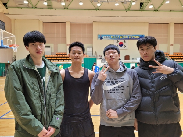 왼쪽부터 재일교포 김용희씨, 배준서씨, 김동우씨, 몽골 유학생 허벌씨.