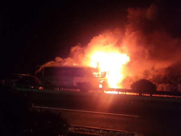 서귀포시 안덕면 동광리 인근 평화로에서 버스 화재가 발생했다. (사진 독자제공)