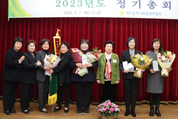 제주시새마을부녀회는 최근 경기도에서 열린 전국부녀새마을운동 종합평가 시상식에서 최우수상을 수상했다.