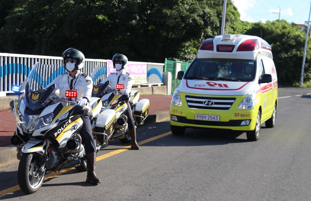 자치경찰관들이 순찰 오토바이를 활용해 구급차량을 에스코트하고 있다. 사진=제주도 소방본부 제공.