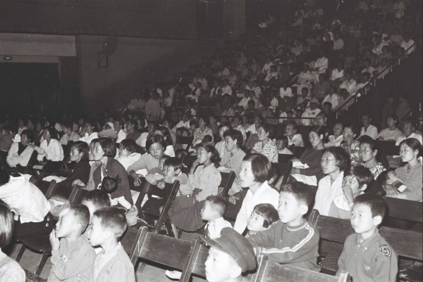 1969년 부모와 함께 온 어린이들이 제주시민회관에서 영화를 관람하고 있다.