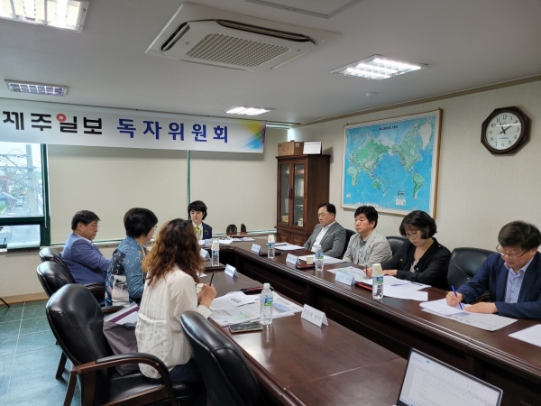 제주일보 독자위원회는 30일 본사 3층 회의실에서 2023년도 제2차 회의를 개최했다.