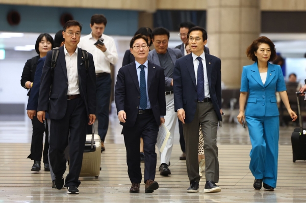 위성곤 더불어민주당 후쿠시마 원전오염수 해양투기저지 대책위원장(맨 왼쪽) 등 여당 의원들이 지난 10일 김포공항을 통해 일본으로 출국하고 있다.