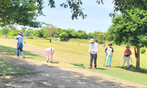 제주시 봉개동에 있는 제주생활체육공원 내 파크골프장(18홀)에서 어르신들이 골프를 치는 모습.