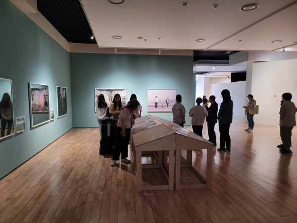 19일 개막하는 제주도립미술관 국제특별전 '이주하는 인간' 기자간담회가 13일 열렸다.
