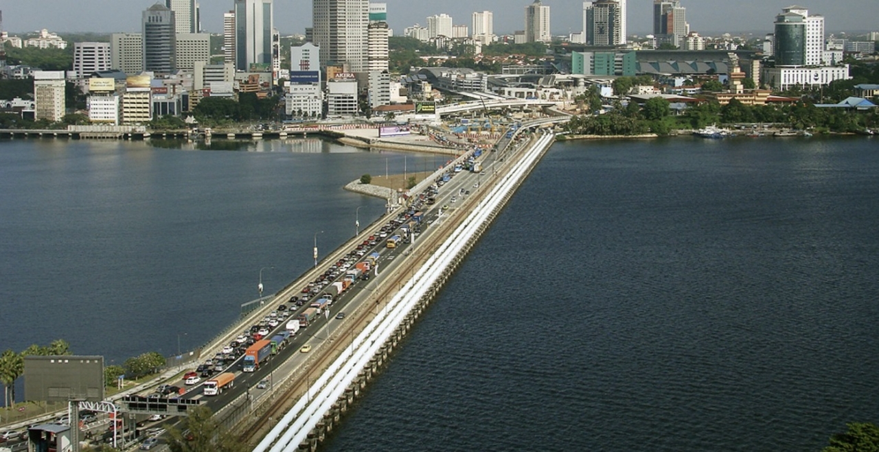 싱가포르와 말레이시아 조호르 강과 연결된 송수관 모습.