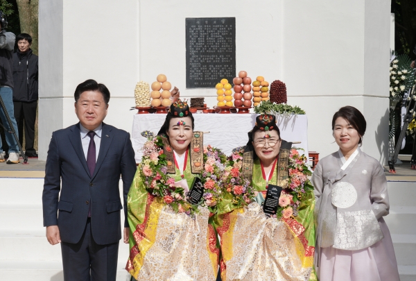 김만덕상 봉사부문 수상자 변명효씨(사진 가운데 오른쪽)와 경제인 부문 수상자 문영옥씨(가운데 왼쪽)