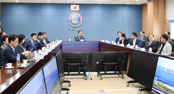 국회 국방위원회 소속 의원들이 지난 19일 서귀포시 강정동에 있는 해군 7기동전단 대회의실에서 부대현황을 보고받고 있다. 사진 해군 제공