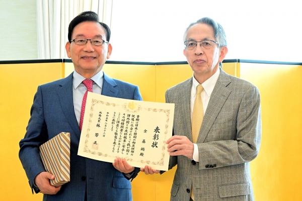 김기병 롯데관광개발 회장(사진 왼쪽)과 아이보시 고이치 주한 일본대사가 15일 정오 주한 일본대사관저에서 기념 촬영을 하고 있다.
