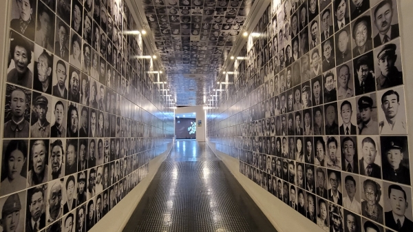 제주4.3희생자 얼굴 사진이 제주4.3평화기념관 전시관에 설치된 모습.