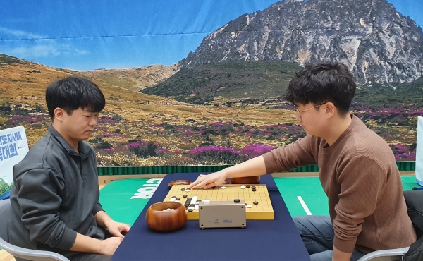 바둑대회 전국 최강부 개인전 결승에서 김정선씨(왼쪽)와 이용희씨가 대국을 펼치고 있다.