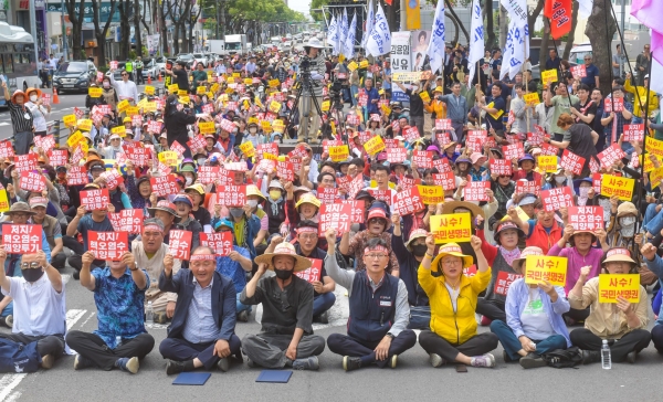 제주 어업인과 시민사회단체는 지난 6월 주제주일본국총영사관이 있는 제주시 노형오거리에서 원전 오염수 방류를 반대하는 집회를 열었다. 고봉수 기자