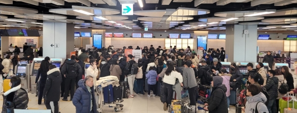 22일 오후 4시 김포공항 내 제주항공 카운터에서 제주행 비행기를 기다리고 있는 관광객들.