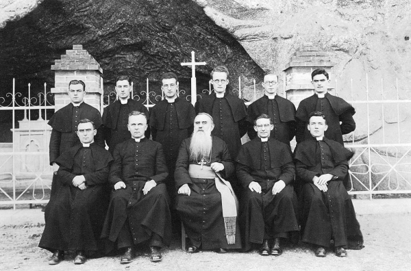 제주에서 독립운동을 하다 옥고를 치른 가톨릭 사제들. 토마스 D.라이언(앞줄 맨 왼쪽), 패트릭 도슨(앞줄 왼쪽에서 네번째), 오스틴 스위니(뒷줄 왼쪽 두 번째). 사진 성골롬반 외방선교회 제공.