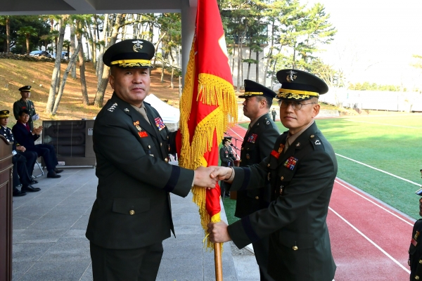 김계환 해병대사령관(왼쪽)은 27일 해병대 제9여단 연병장에서 열린 신임 박승일 9여단장 취임식에서 부대기를 전달했다.
