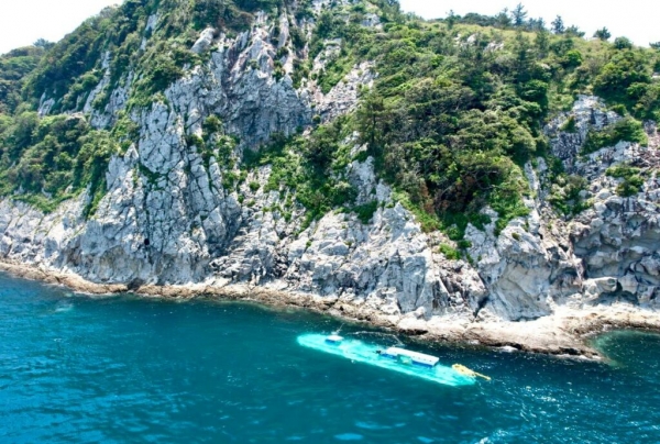 서귀포 문섬 앞 바다에 관광잠수함이 기항한 모습. 사진 녹색연합 제공.