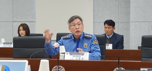 김종욱 해양경찰청장이 28일 제주지방해양경찰청 대회의실에서 기자간담회를 갖고 있다.