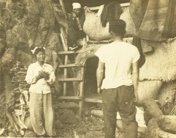 1950년대 김공자 해녀가 독도 서도 물골에서 수비대원 또는 뱃사공과 얘기하는 모습. 사진 경상북도 제공.