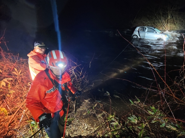 폭우로 불어난 하천에 차량이 고립되는 사고가 발생, 119가 구조에 나섰다. (사진제공 제주소방안전본부)