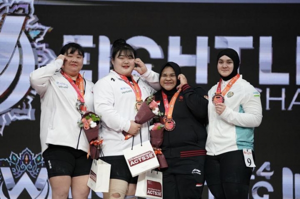 손영희(왼쪽에서 첫번째)가 최근 우즈베키스탄에서 열린 2024년 아시아선수권역도대회에서 은메달 3개를 획득했다.